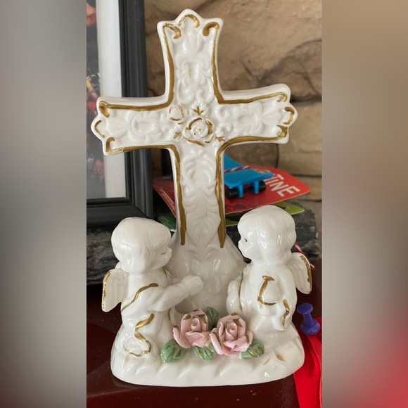 Vintage Porcelain Cross Figurine With Roses and 2 Angels - Picture 2 of 14